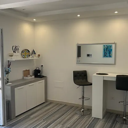 לינה וארוחת בוקר Barracuda Sea View & Dinner Experience